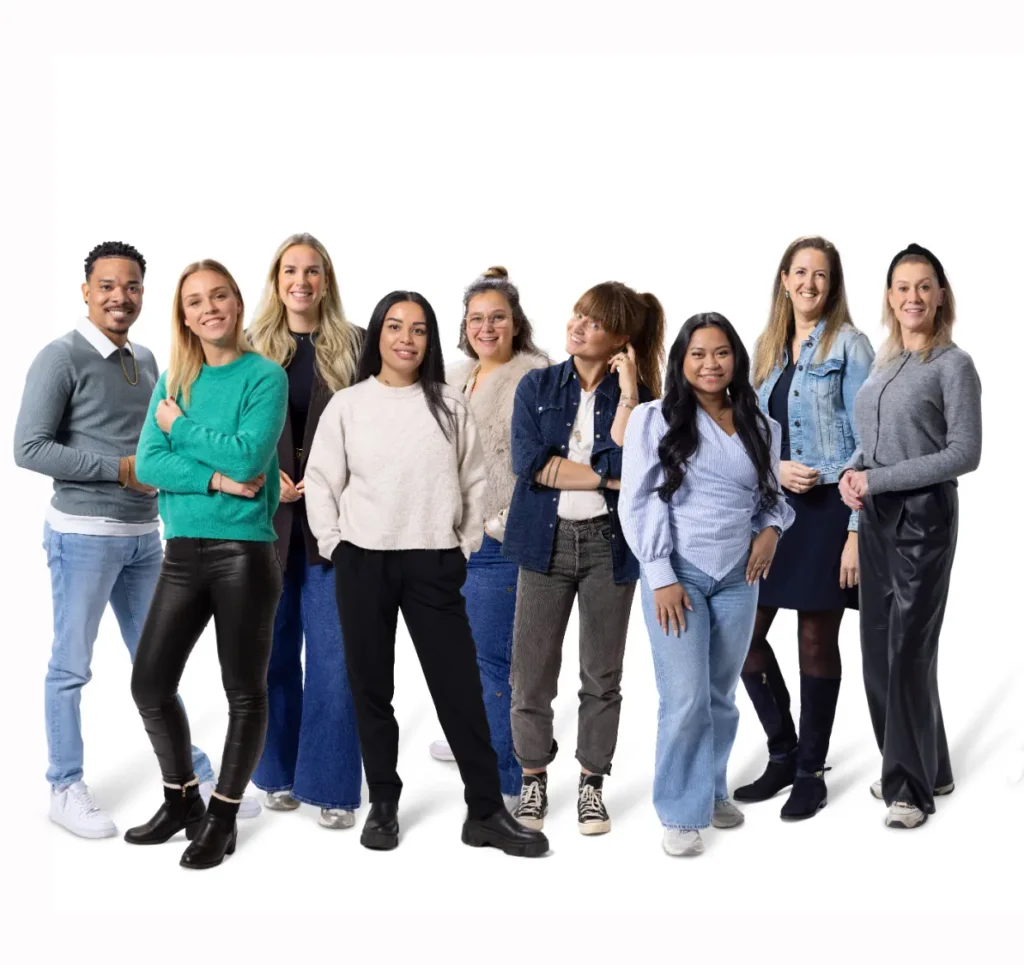 Groep mensen staat samen voor een witte achtergrond.